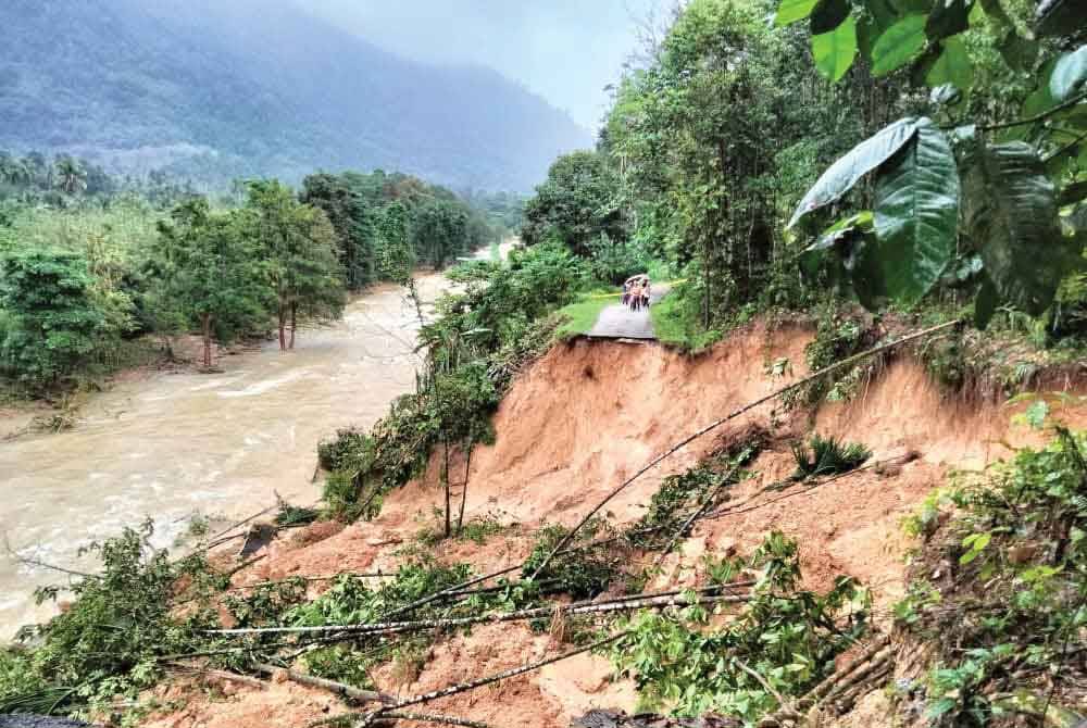 Keadaan jalan kampung yang menghubungkan Kampung Janggut Seberang dan Kampung Janggut.