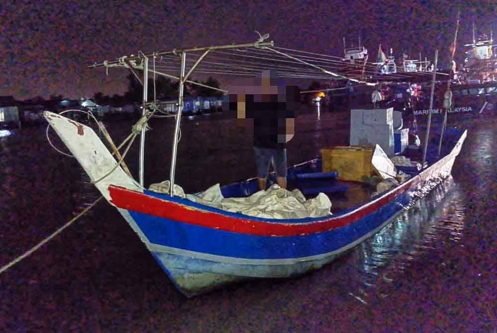 Bot fiber tanpa nombor pendaftaran tersebut ditahan sekitar jam 12.30 tengah malam pada kedudukan 0.95 batu nautika dari timur laut muara Sungai Perlis.