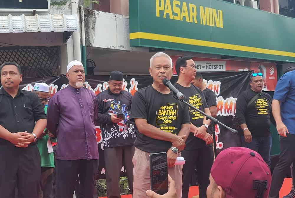 Muhammad Idris ketika berucap pada perhimpunan membantah pembinaan asrama pekerja asing di Teluk Kumbar.