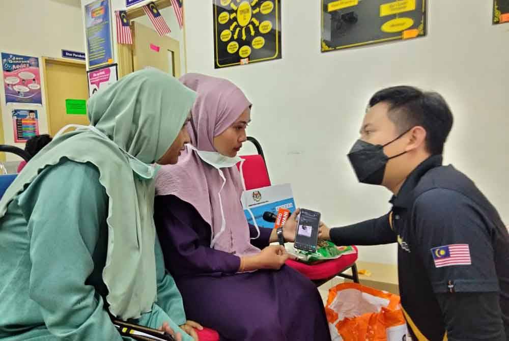 Farah (tengah) menunjukkan gambar Nur Damia Qaisara kepada pengamal media.