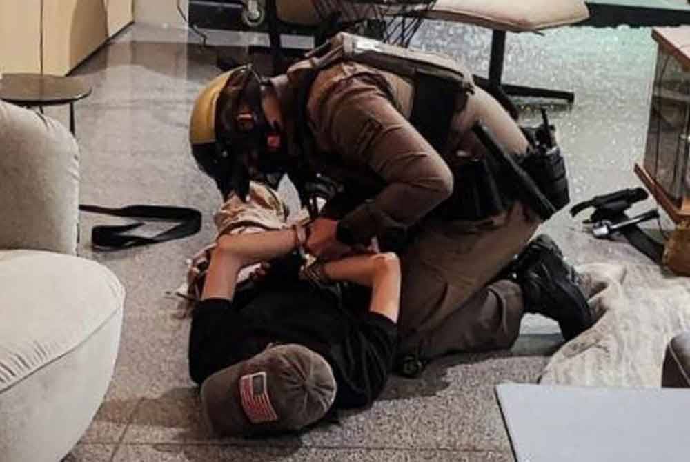 Suspek remaja itu ditahan selepas melepaskan tembakan rambang di pusat beli-belah, Siam Paragon pada 3 Oktober lalu. - Foto: Agensi