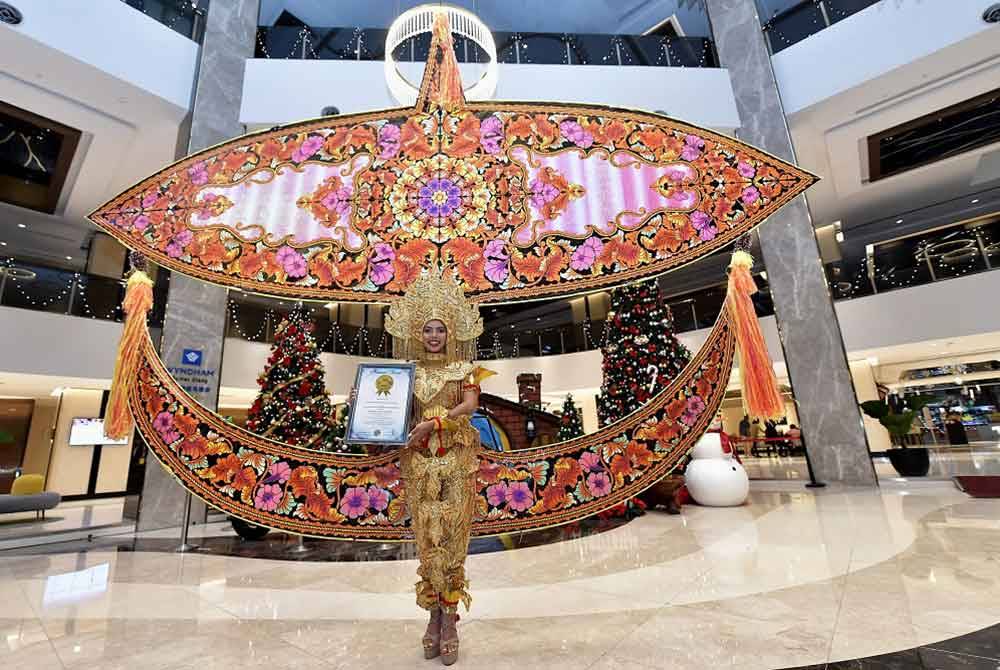 Vanishaantini memperagakan kostum wau terbesar yang akan dipertandingkan dalam pertandingan National Costume for Mrs World 2023 di Las Vegas pada Januari 2024 dan telah mendapat pengiktirafan MBR sebagai 'Kostum Wau Terbesar' - Foto: Bernama