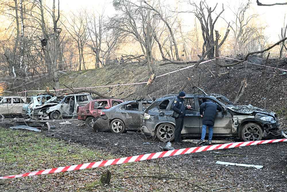 Beberapa kenderaan yang musnah di Lviv.