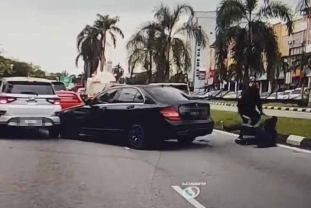 Seorang ejen hartanah cedera disamun dua lelaki dalam kenderaan ketika di Jalan Persiaran Pegaga pada Sabtu.