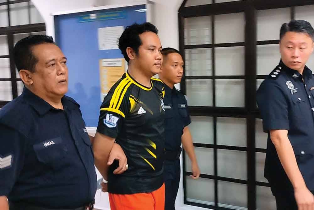 Said Afendi ( tengah) di bawa ke Mahkamah Majistret Johor Bahru pada Ahad.