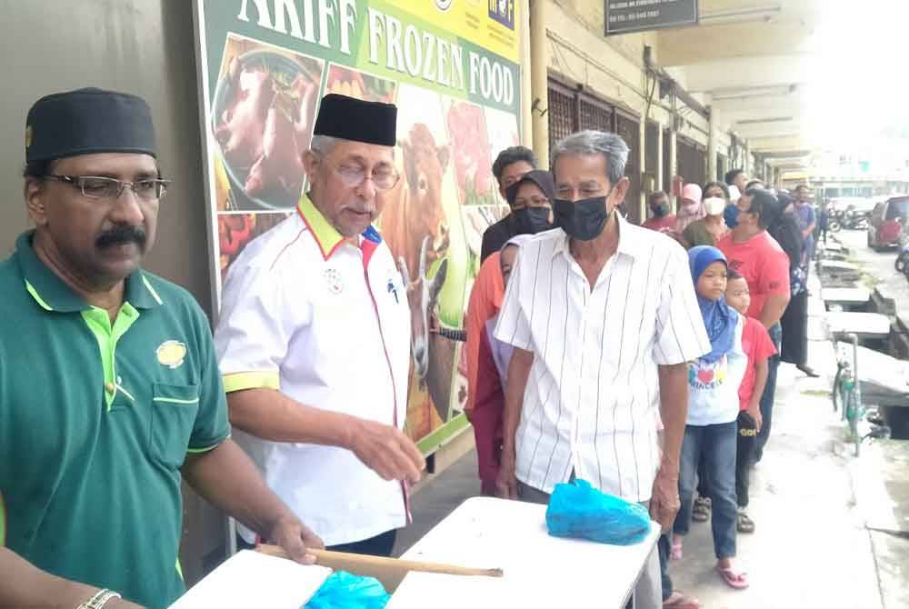 Orang ramai beratur sehingga kira-kira 500 meter untuk mendapatkan barangan keperluan sempena Program Dapur Rakyat Ambang Tahun Baharu di pekarangan Ariff Frozen Food, Taman Seri Tasek di sini pada Ahad.