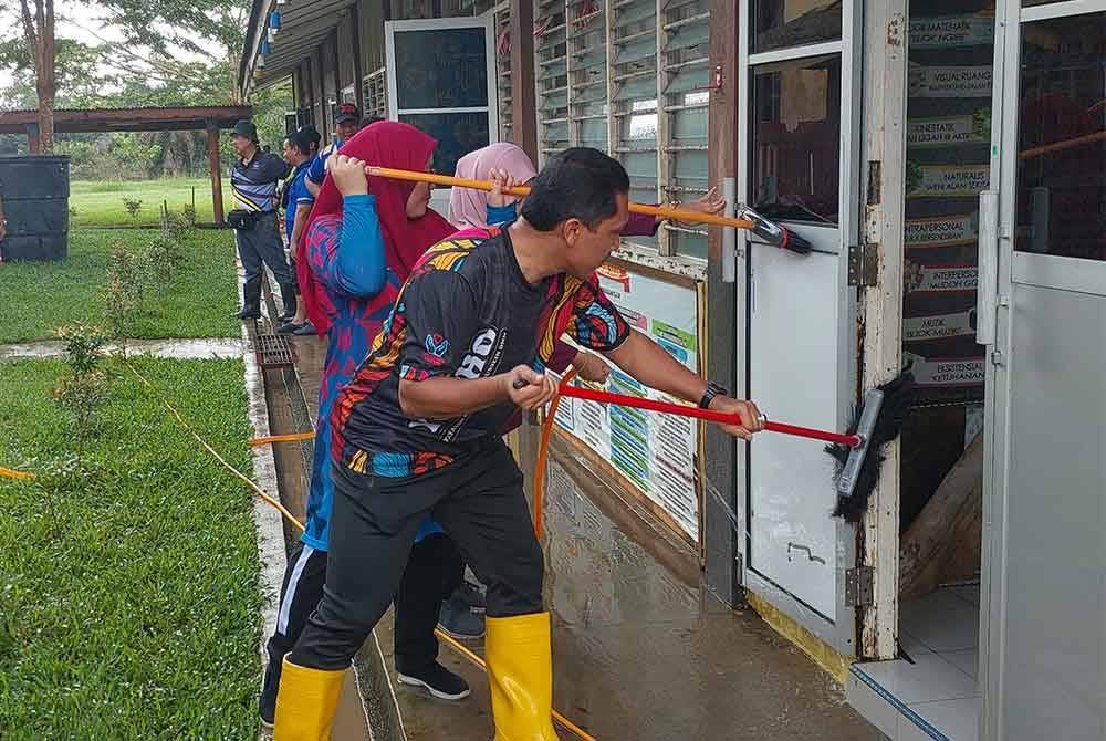 Seramai 37 sukarelawan KPM turun padang membersihkan Sekolah Kebangsaan Sungai Las yang terjejas banjir.