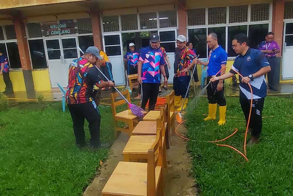 Seramai 37 sukarelawan KPM turun padang membersihkan Sekolah Kebangsaan Sungai Las yang terjejas banjir.