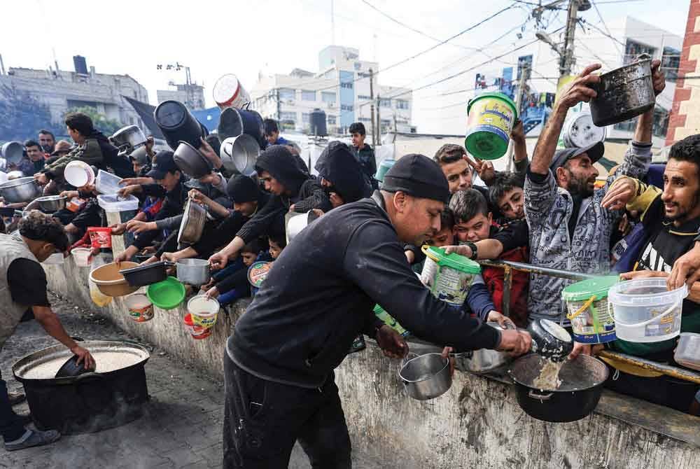 Rakyat Gaza kini sedang kelaparan dan terdesak untuk mendapatkan makanan . - Foto AFP