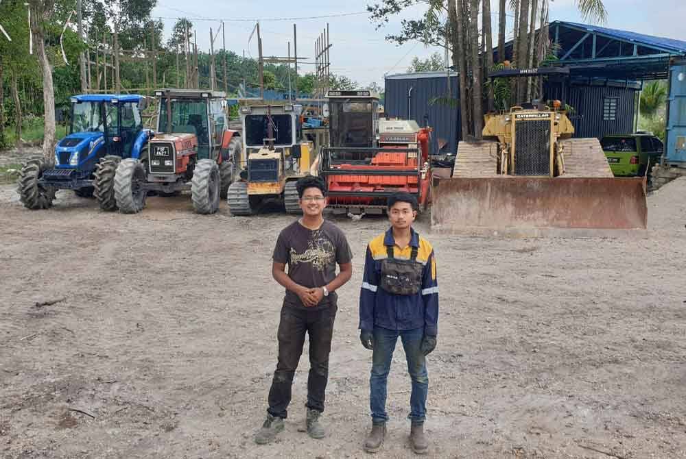 Amirul Faris (kanan) bersama adiknya Amirul Naim (kiri).