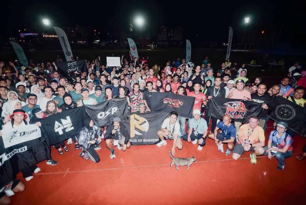 Anggota komuniti dan kelab-kelab dari seluruh negara bergambar pada akhir program.