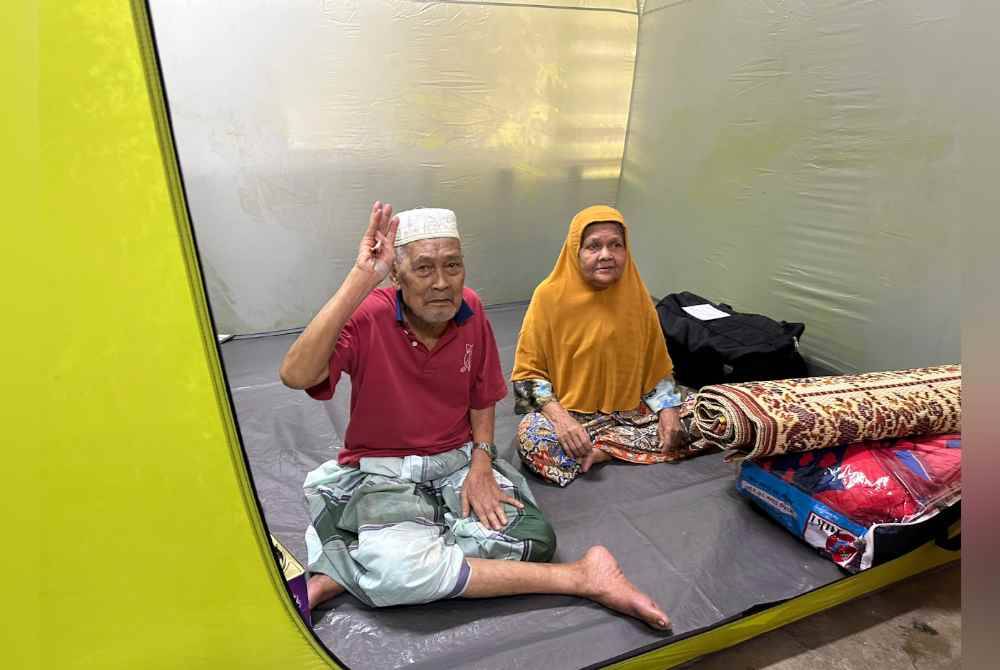 
Omar (kiri) melambai tangannya kepada pemberita.