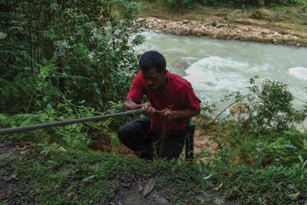 Kerja-kerja pembaikan itu dijangka dapat diselesaikan hari ini seterusnya bekalan air akan dapat dipulihkan semula untuk keperluan kira-kira 210 penduduk. - Foto Bernama