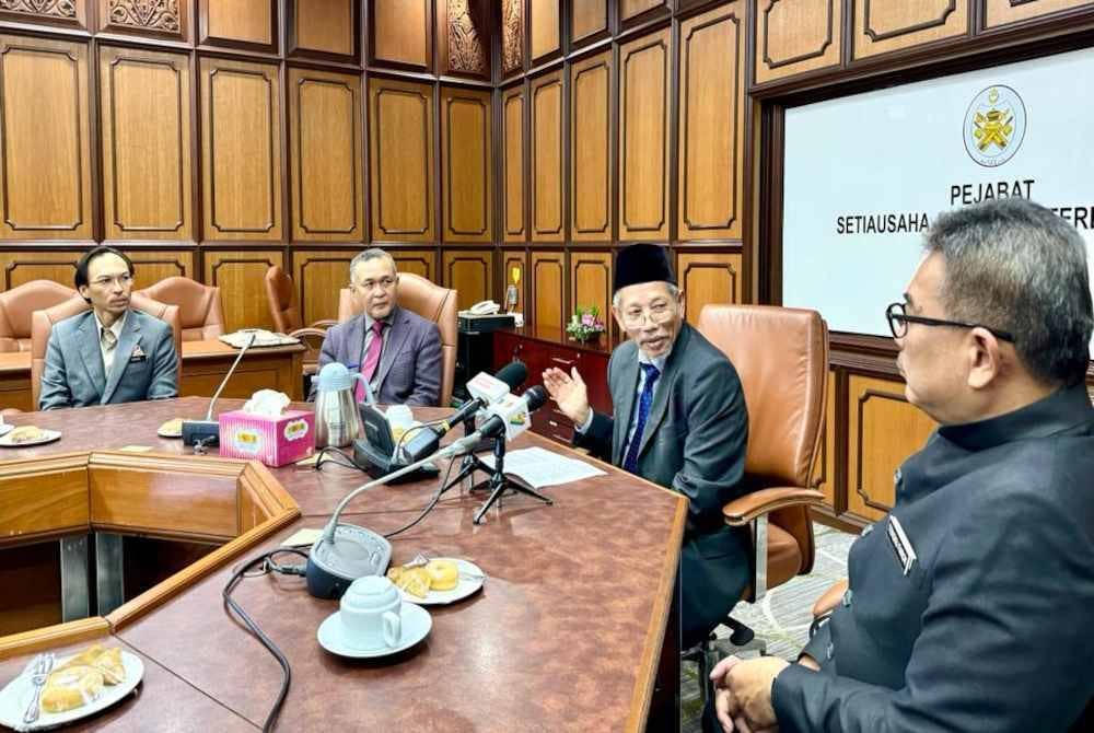 Shaikh Harun (tengah) ketika majlis penyerahan sumbangan.