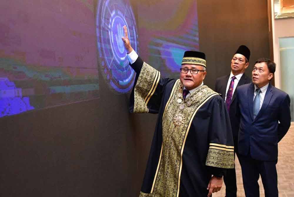 Mohd Noorazam menyempurnakan pelancaran JBIOCC, pada Ahad.