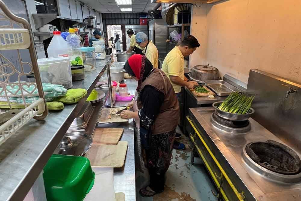 Dapur yang lengkap memudahkan sukarelawan memasak untuk mangsa banjir.