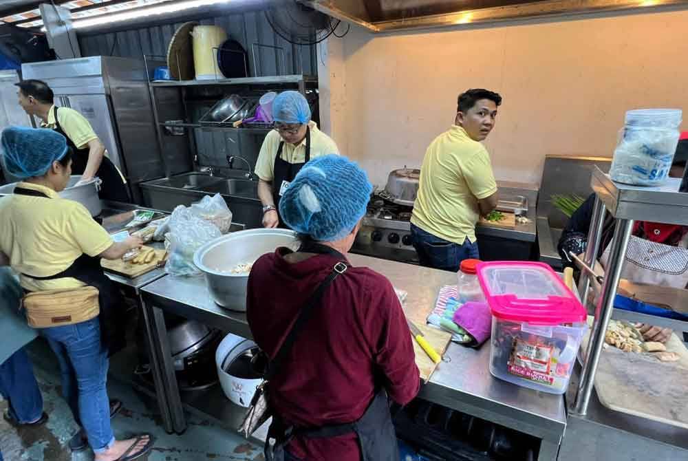 Sukarelawan Food Aid Foundation bertungkus lumus menyediakan makanan kepada mangsa banjir.