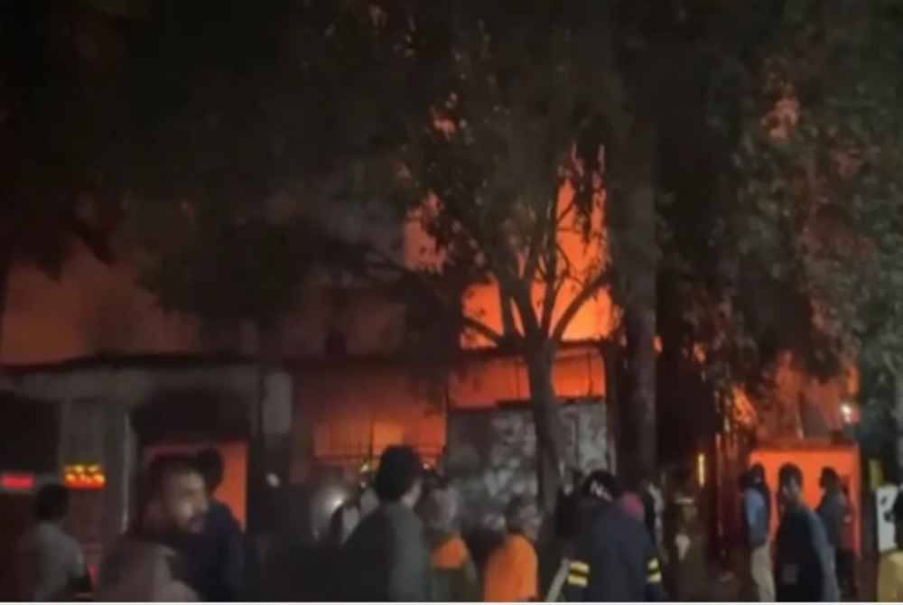 Sekurang-kurangnya enam orang maut manakala sembilan lagi cedera dalam kebakaran sebuah kilang sarung tangan di negeri Maharashtra di barat daya India pada Sabtu malam.