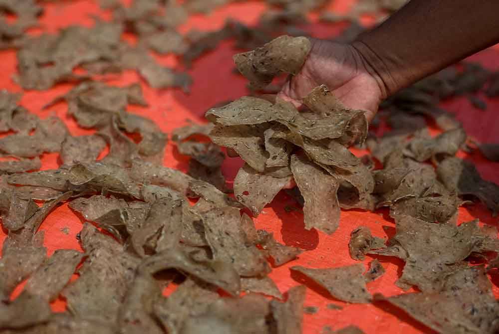 Keropok keping yang diusahakan Mohd Bukhori dijemur di bawah terik matahari apabila cuaca kembali cerah ketika tinjauan Bernama di Kampung Geliga, pada Ahad. - Foto Bernama