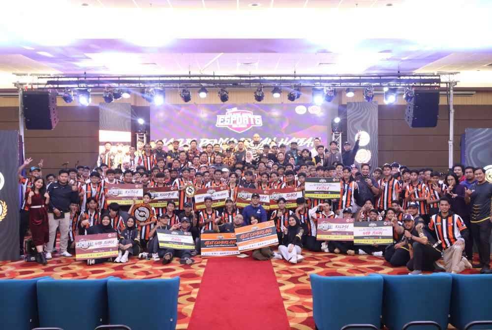 Barisan pemenang bergambar bersama-sama selepas berakhirnya Kejohanan Liga Jelajah Juara Esports Malaysia musim pertama pada Sabtu.