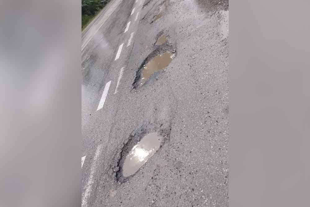 Keadaan jalan sebelum dibaiki yang tular di media sosial.