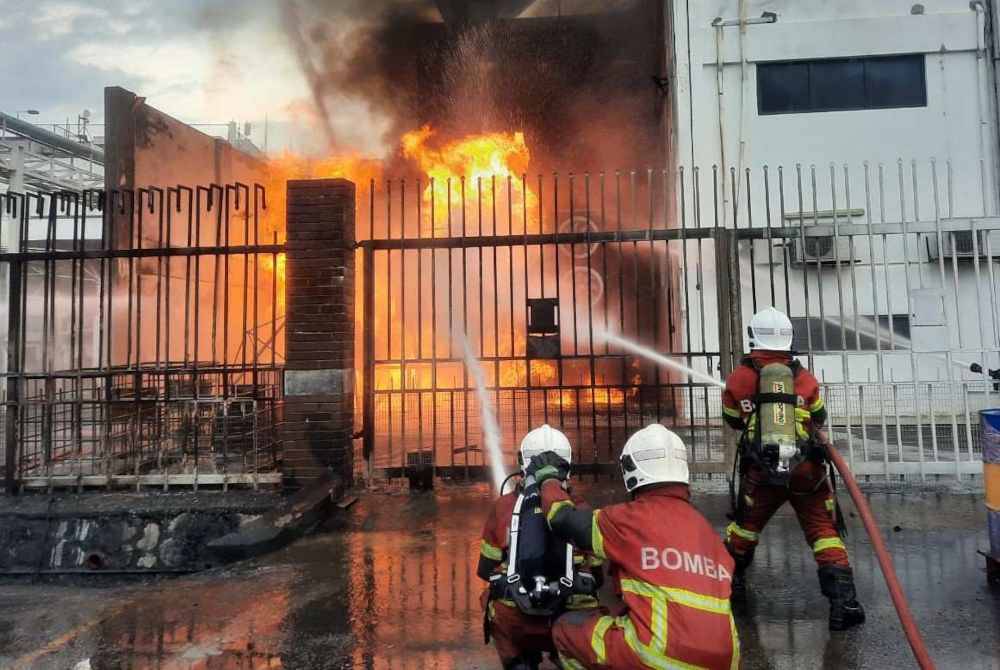 Anggota bomba bertungkus lumus memadamkan kebakaran transformer di Zon Perindustrian Bebas Sungai Way di Petaling Jaya, petang Ahad.
