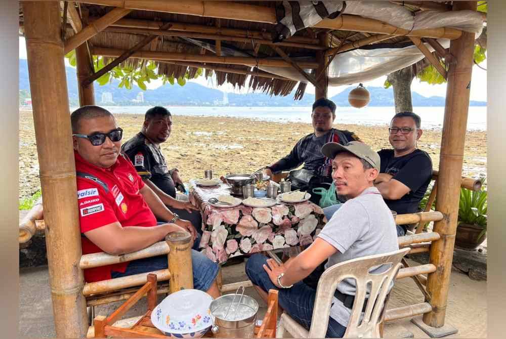 Shah (kiri) bersama ahli Bunian Bikerz makan tengahari di Restoran Kalim Rim Lay yang menyediakan menu menyelerakan dan pemandangan mengasyikkan.