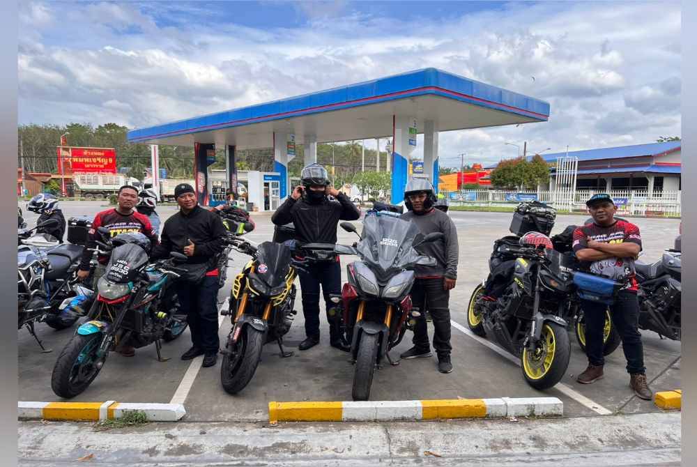 
Konvoi berhenti beberapa kali untuk mengisi minyak dan berehat.