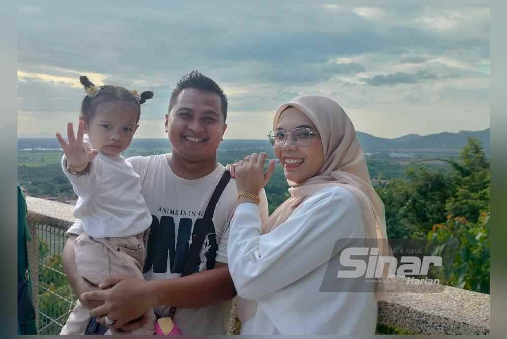 
Orang ramai tidak melepaskan peluang merakamkan gambar kenangan dari atas puncak.