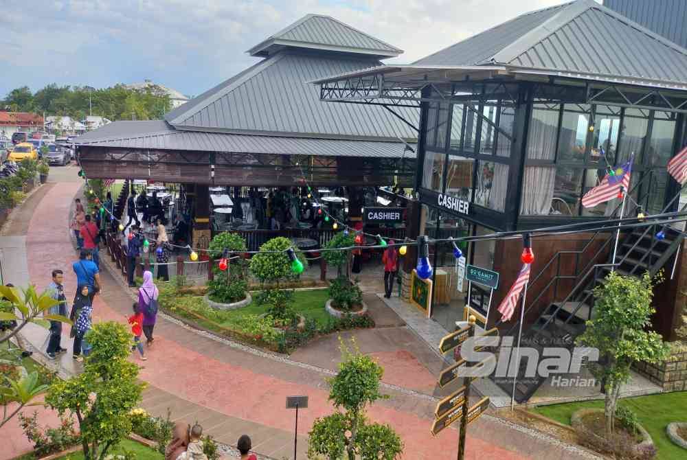 
Pelbagai kemudahan disediakan buat pengunjung termasuk restoran menawarkan masakan barat dan Thai.