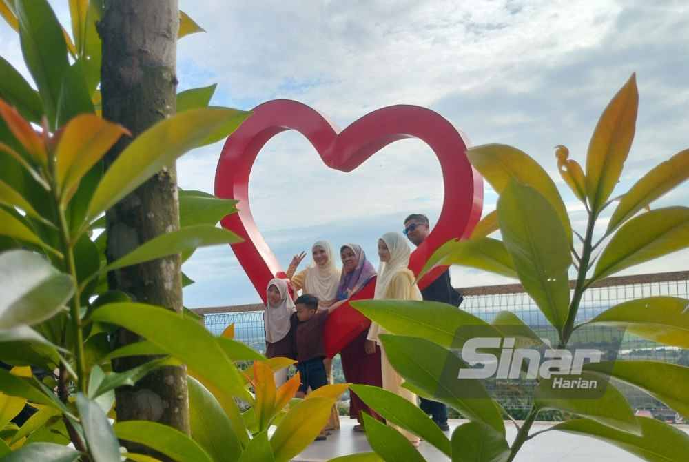 
Pengunjung bergambar di pelbagai sudut menarik.