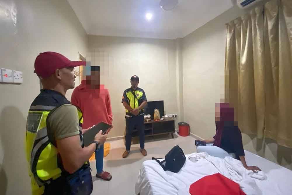 Seorang penjawat awam dan pasangannya dicekup kerana disyaki berkhalwat. - Foto Pejabat Agama