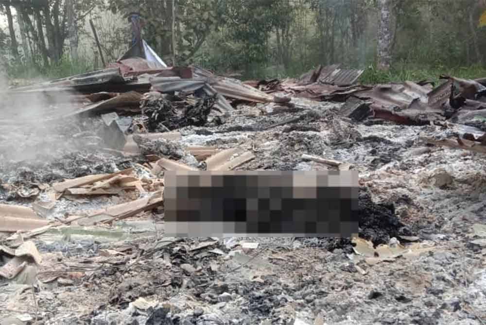 Mayat mangsa ditemui rentung dalam kejadian kebakaran pondok di sebuah dusun di Kampung Air Tarung, Jalan Air Ganda pada Isnin. - Foto Jabatan Bomba dan Penyelamat Perak