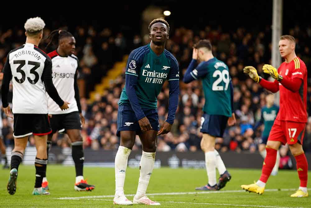 Reaksi Bukayo Saka (tengah) selepas gagal menjaringkan gol dalam aksi menentang Fulham. - Foto EPA