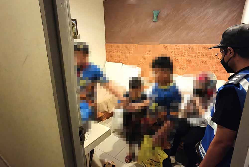Ibu tunggal bawa dua anak menginap di hotel dengan duda selepas tengok pertunjukan bunga api.