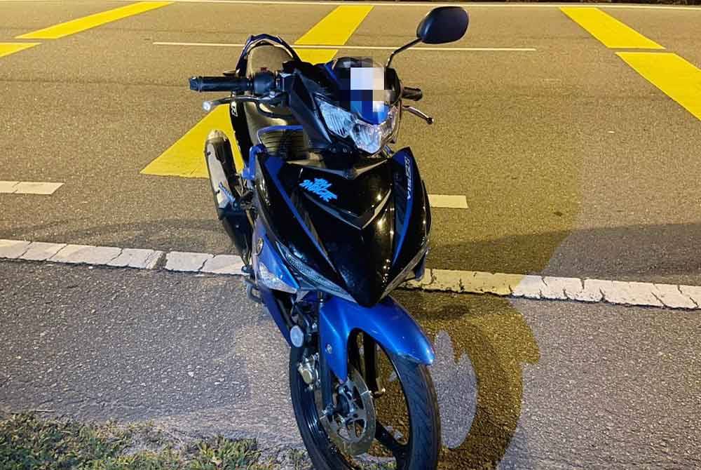 Motosikal Yamaha Y15ZR yang ditunggang mangsa sebelum bergesel dengan motosikal rakannya.