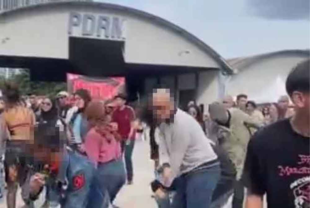 Video tular memaparkan beberapa individu menari sambil mendengar muzik di sebuah hangar dengan tulisan PDRM. - Foto Twitter