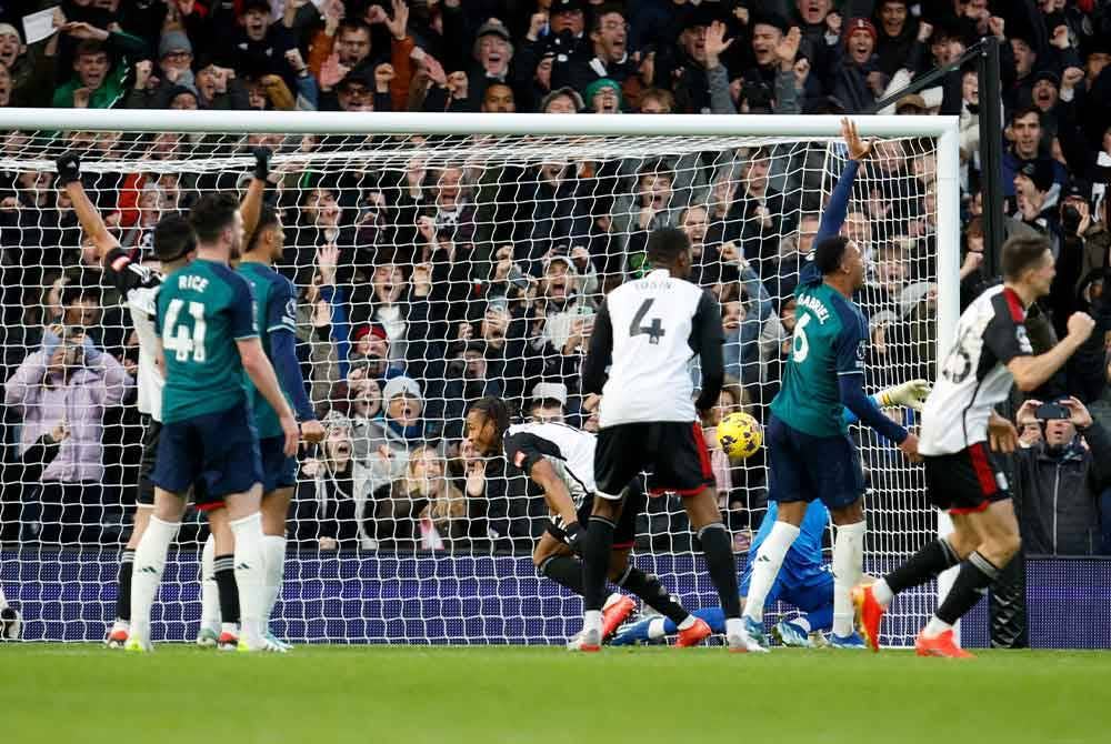 Bobby De Cordova-Reid (tengah) menjaringkan gol kemenangan Fulham semasa melayan kunjungan Arsenal di Craven Cottaga lewat malam Sabtu. - Foto: EPA