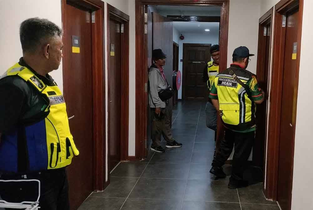 Anggota penguat kuasa agama dibantu pihak polis membuat serbuan di lokasi sasaran sekitar daerah Kuala Muda.
