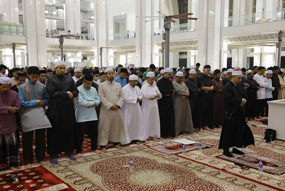Mohd Na'im bersama kira-kira 1,000 umat Islam menyertai Majlis Qiamullail Tahun Baharu di Masjid Tuanku Mizan Zainal Abidin. - Foto Bernama