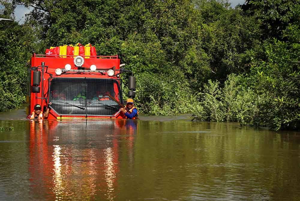 Kenderaan MRV milik sebuah buatan sendiri yang bernilai RM1.6 juta menampilkan kelainan untuk menyelamat serta mengagihkan bantuan kepada mangsa banjir di Kampung Bongor semalam. - Foto Bernama