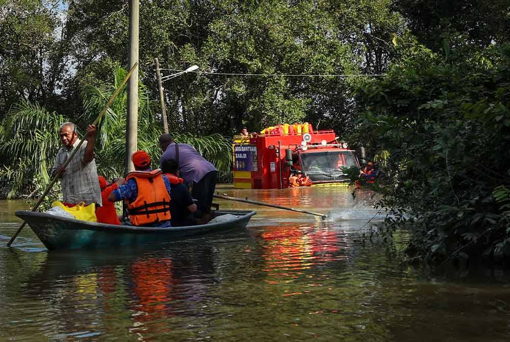 Kenderaan MRV milik sebuah buatan sendiri yang bernilai RM1.6 juta menampilkan kelainan untuk menyelamat serta mengagihkan bantuan kepada mangsa banjir di Kampung Bongor semalam. - Foto Bernama
