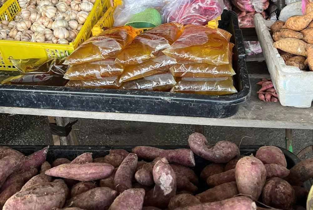 Minyak masak peket bersubsidi yang dijual di Tak Bai.
