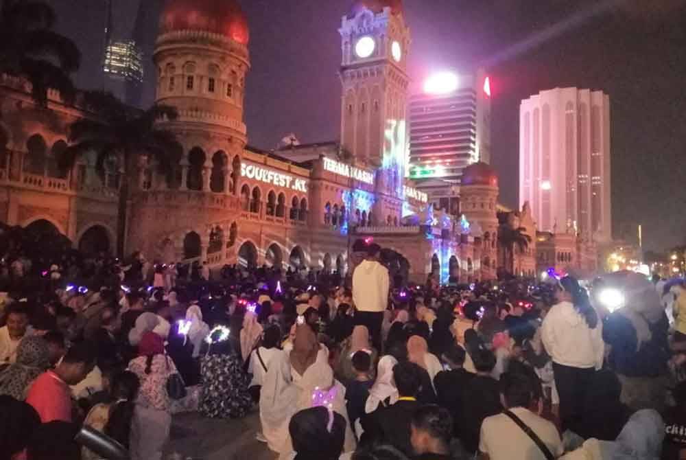 Sambutan tahun baharu di Dataran Merdeka pada awal pagi Isnin.