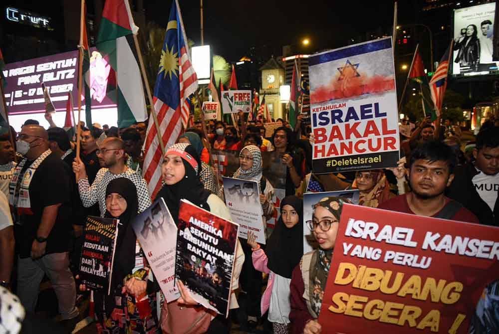 Para peserta himpunan ‘Aksi Bertindak: Kepung Demi Palestin’ berarak dari Menara Tabung Haji hingga ke Kedutaan Besar Amerika Syarikat. - Foto SINAR HARIAN/MOHD RAFIQ REDZUAN HAMZAH