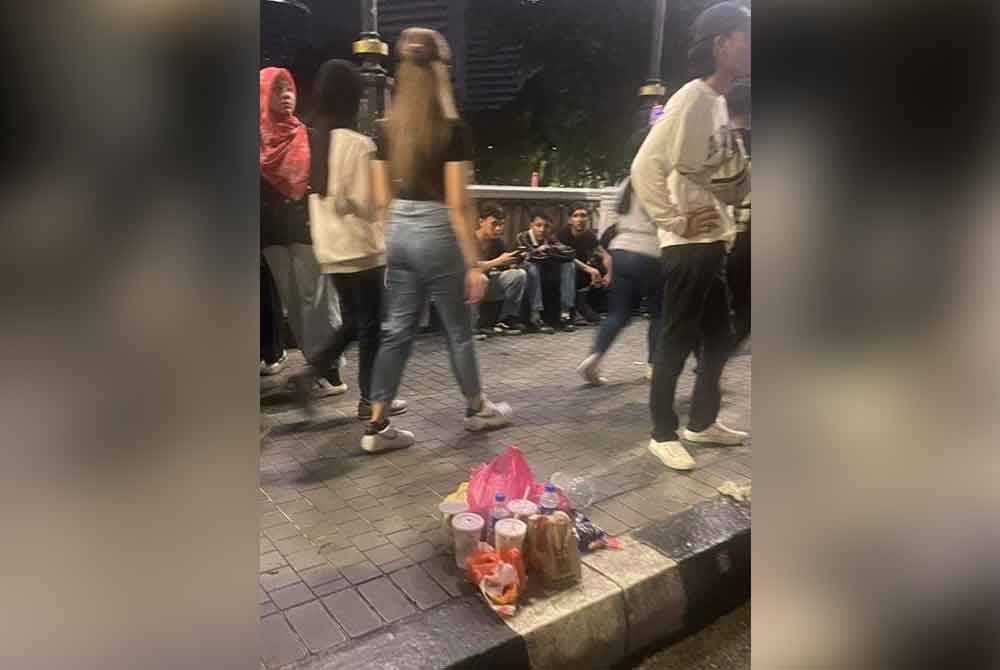 Sampah makanan yang ditinggalkan di lokasi sambutan tahun baharu 2024. - Foto Facebook DBKL