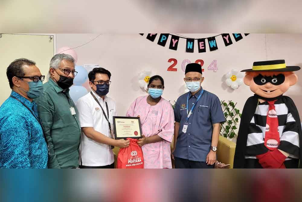 Vivinah (tiga dari kanan) ketika menerima sijil pengiktirafan sempena Bayi Tahun Baharu 2024 di HTA pada Isnin.