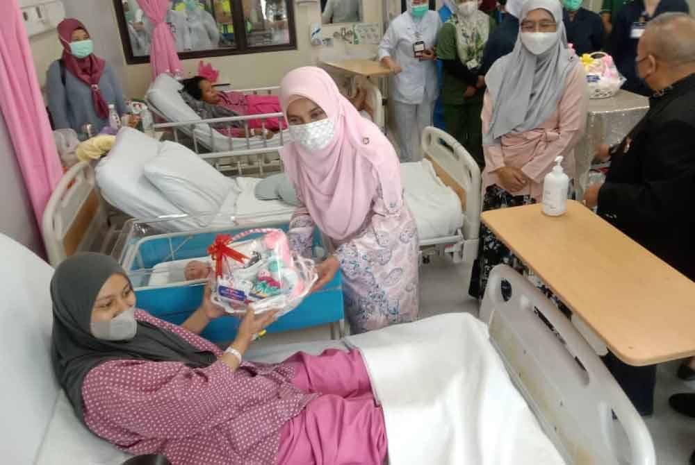 Fatin (kiri) juga tidak menyangka menerima kunjungan daripada isteri Menteri Besar Selangor, Datin Seri Masdiana (tengah).