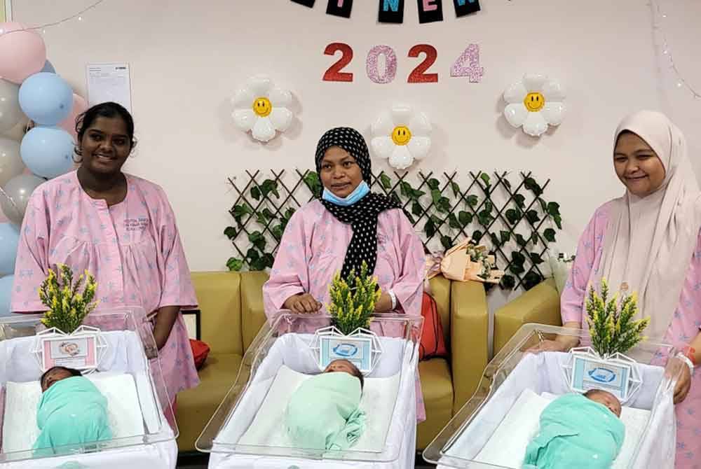 Dari kiri: Vivinah, Norashikin dan Putri Nila Rahmah ketika bergambar bersama bayi mereka di HTA pada Isnin.