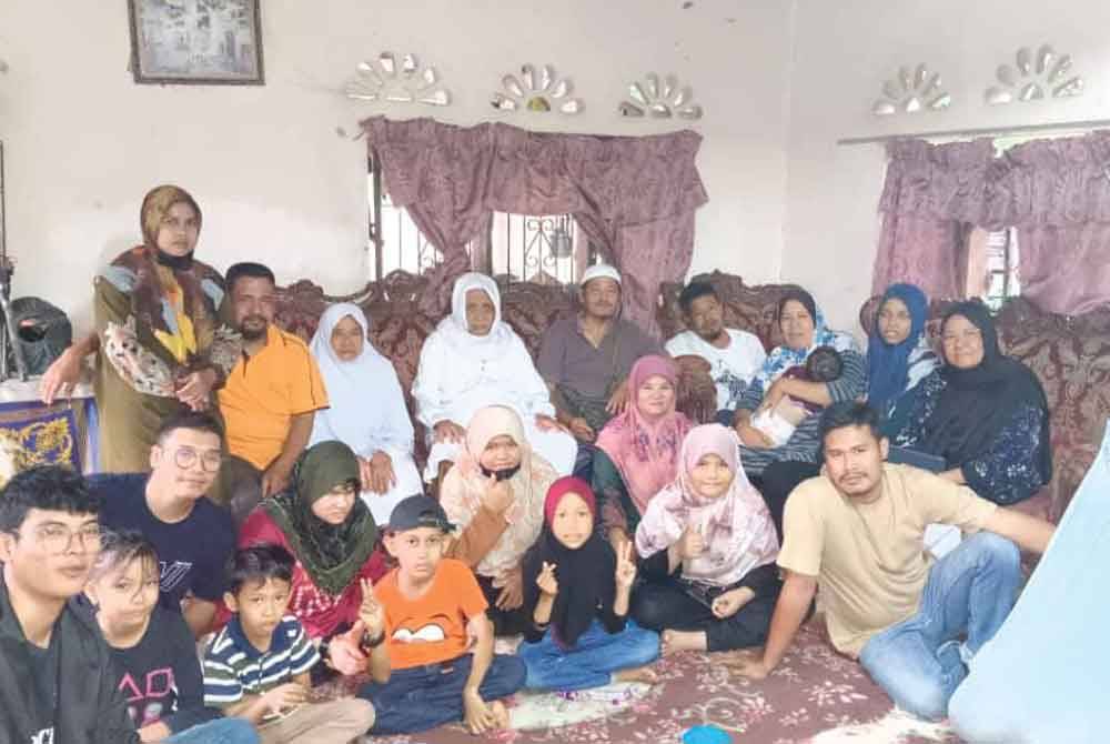 Gambar kenangan Allahyarham bersama ahli keluarganya.